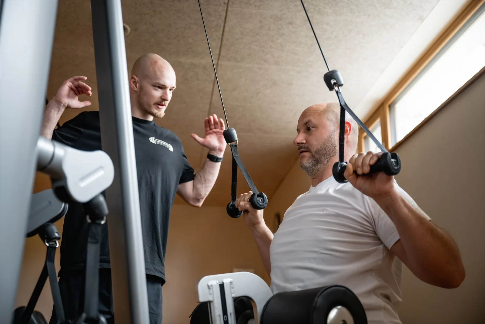 Individuelle Begleitung an einem Trainingsgerät